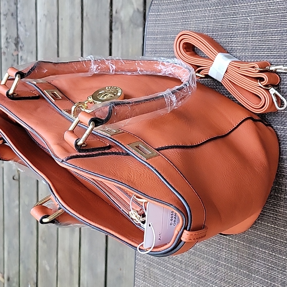 Michael Kors Bag - NWT *$10 repair needed see last 2 pics* - Picture 4 of 8